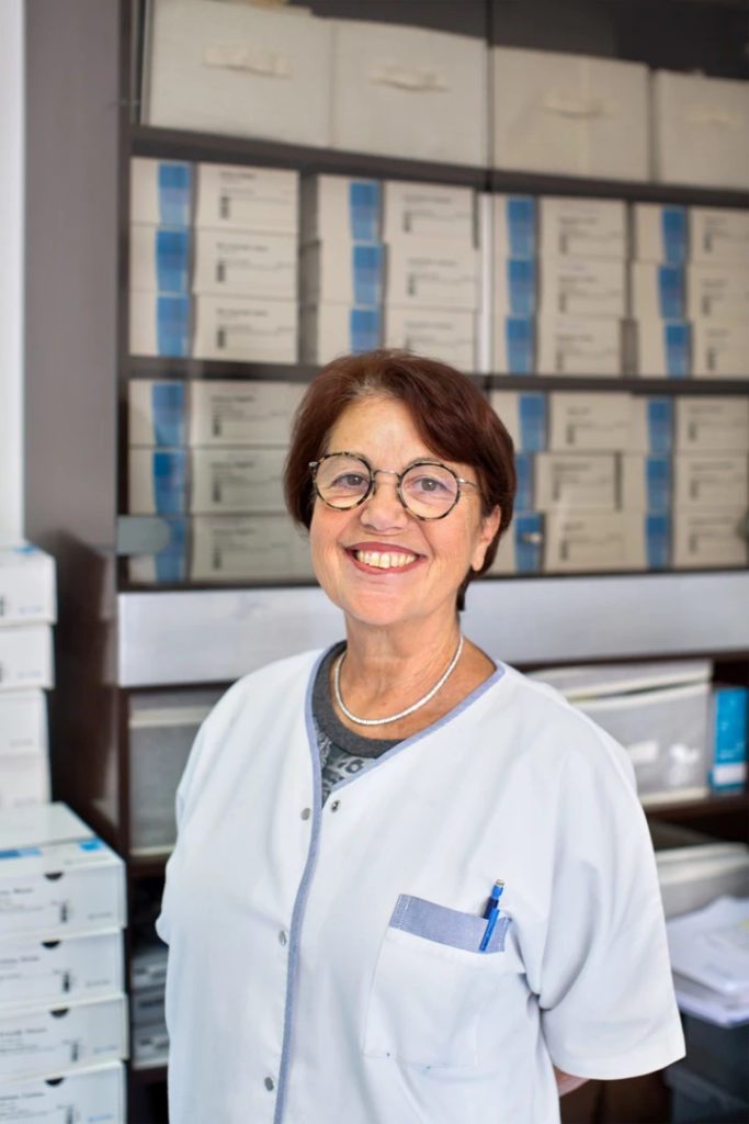 Portrait du Dr Nadia Medina, chirurgien-dentiste occlusodontiste a Paris