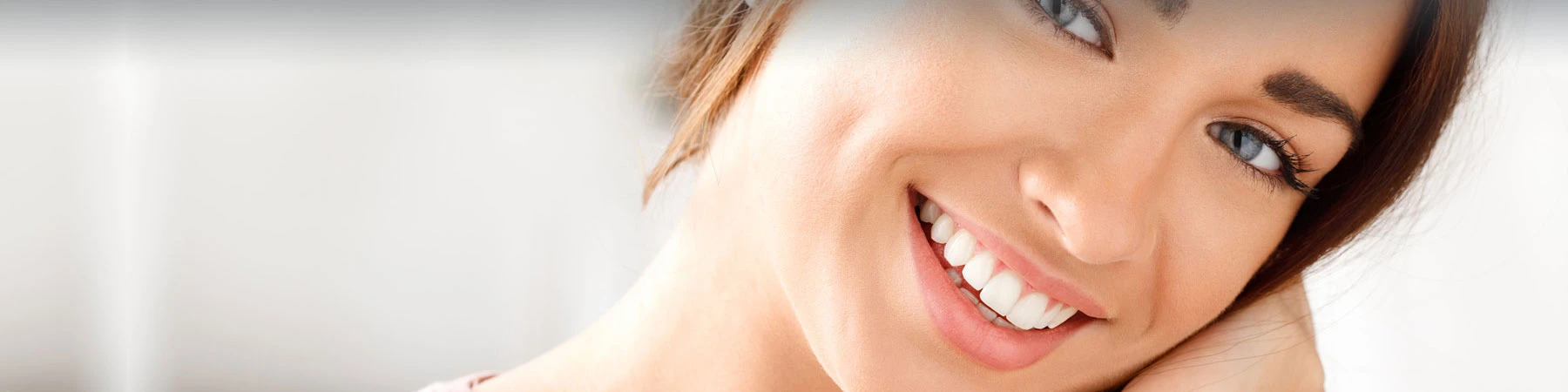 Femme souriante après un traitement d'alignement dentaire