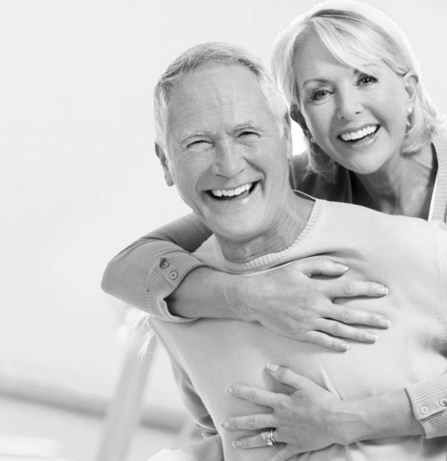 Couple senior souriant, patients du cabinet du Dr Nadia Medina